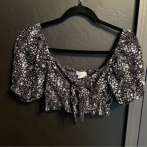 Sky & Sparrow women’s set Black White Tiered Floral Shorts and top size M Summer